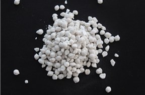 到了冬天，很多市政和單位采購(gòu)融雪劑，那么讓我們來(lái)了解下融雪劑和工業(yè)鹽的區(qū)別